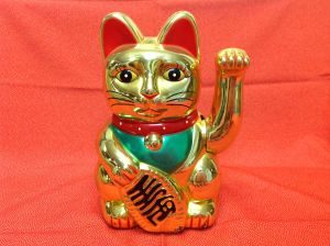 開運の招きネコは右手と左手どちらを上げているのか？